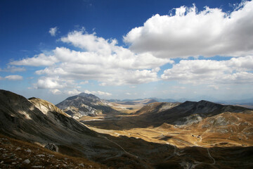 montagna italiana abruzzo gran sasso veduta sentieri lago 