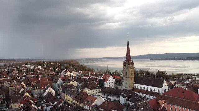 Blick &uuml;ber die Altstadt von Radolfzell am Bodensee, w&auml;hrend einem Gewitter