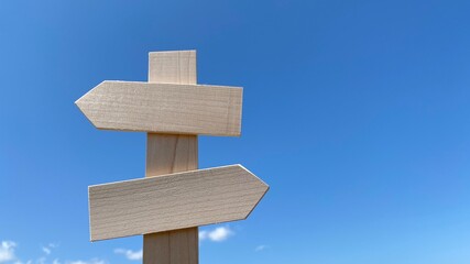 2方向の道しるべと青空_右空間