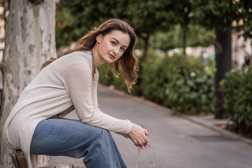 Obraz premium Nice young woman sitting on a bench