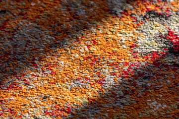 tekstura kolorowego dywanu z pomarańczowymi i rdzawymi plamami - obrazy, fototapety, plakaty
