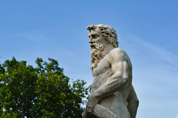 Obraz premium Una statua nel parco di Villa Olmo a Como.