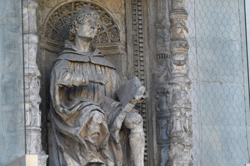 La statua di Plinio il Vecchio sulla facciata del Duomo di Como.