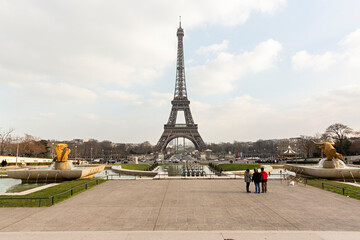 Fototapeta na wymiar Torre Eiffel y plaza de Trocadero, París.