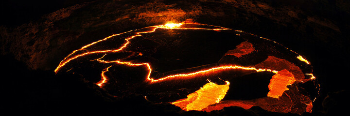 Au bord du lac de lave du volcan Erta Ale en Éthiopie