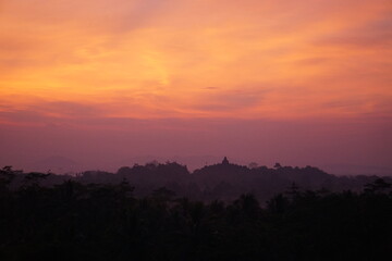 Landschaft und Borobudur-Tempel auf Java zum Sonnenaufgang