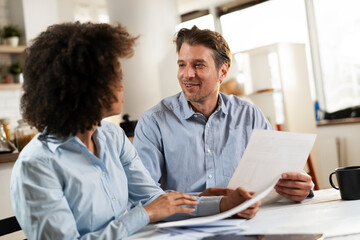 Obraz premium Young couple preparing bills to pay. Stressed woman and man having financial problems.