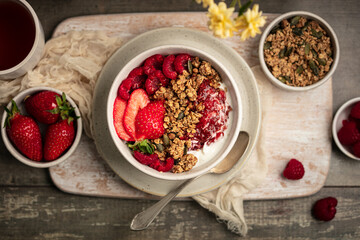 Petit déjeuner bol de granola yaourt fraises et framboises