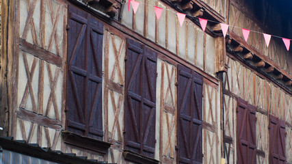Fototapeta na wymiar Rues de Casteljaloux, bordées de bâtiments à l'architecture ancienne