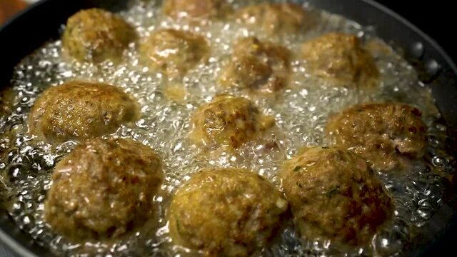 Terminando de fre&iacute;r alb&oacute;ndigas en una sart&eacute;n