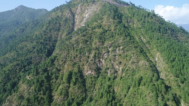 Ville d'Uttarkashi dans l'&eacute;tat d' Uttarakhand en Inde vue du ciel