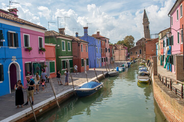 Obraz na płótnie Canvas discovery of the city of Venice, Burano and its small canals and romantic alleys