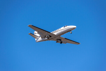 Fototapeta na wymiar Business jet landing