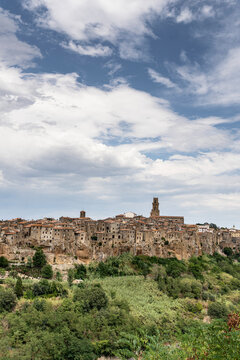 Pitigliano, Etruscan hilltop town perched on tufa rocks, province of Grosseto, Tuscany, Italy