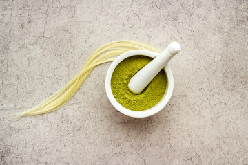 Henna powder with curl hair for natural color dyeing