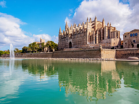 The Cathedral of Santa Maria of Palm or La Seu, Palma de Mallorca, Mallorca (Majorca), Balearic Islands, Spain, Mediterranean