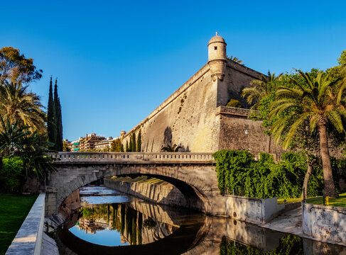 Pont de la Riera (bridge) and Bastio de Sant Pere (bastion), Es Baluard, Palma de Mallorca, Majorca, Balearic Islands, Spain, Mediterranean