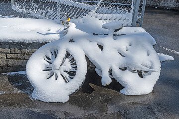 Schneebedecktes Fahrrad, Stans, Kanton Nidwalden, Schweiz