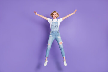 Obraz premium Full size photo of nice optimistic short hairdo blond lady jump wear white t-shirt overall isolated on violet background