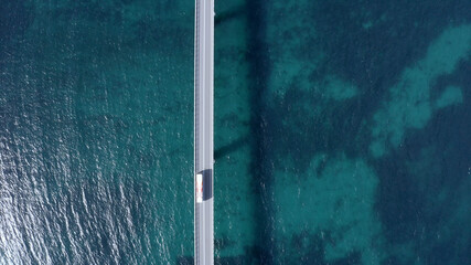 俯瞰撮影。日本の絶景ドライブコース角島大橋。青空と白砂。