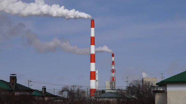 工場の煙突から出る煙  温室効果ガス削減のコンセプトイメージ