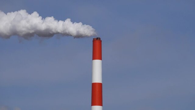 工場の煙突から出る煙  温室効果ガス削減のコンセプトイメージ