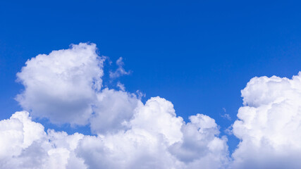 Obraz na płótnie Canvas White cloud with blue sky background