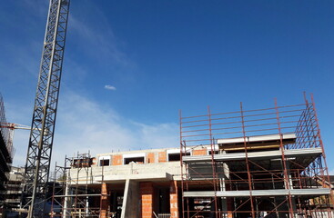 Lavori in corso nel cantiere edile in primavera