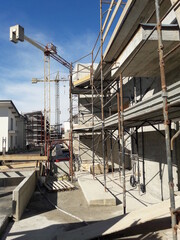 Lavori in corso nel cantiere edile in primavera