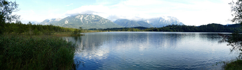 Fototapeta na wymiar Lake Barmsee in Krun, Bavaria, Germany
