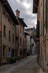 Straße in der Altstadt von Castell'Arquato in der Emilia-Romagna in Italien