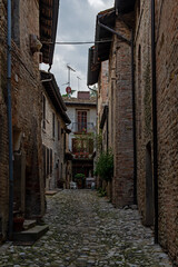 Gasse in der Altstadt von Castell'Arquato in der Emilia-Romagna in Italien