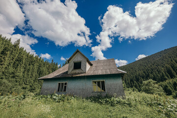 Fototapeta na wymiar A house with a cloudy sky
