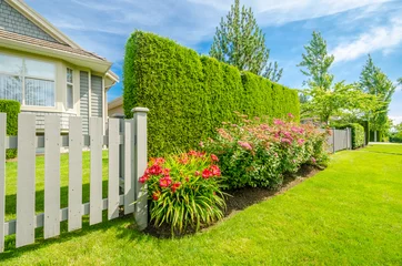 Tuinposter Luxe huis met buitenlandschap op zonnige dag in Vancouver, Canada. © karamysh