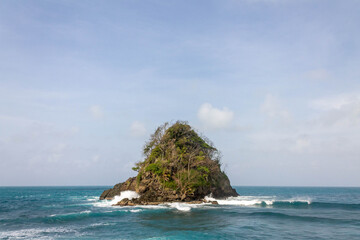 Isla en medio del mar
