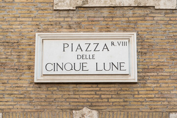 Street sign in Rome, marble plate on street wall with te writing : 