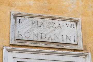 Street sign in Rome, marble plate on street wall with te writing : 