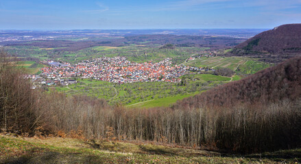 Obraz premium Landschaft mit Blick auf Beuren beim Hohenneuffen, Schwäbische Ab