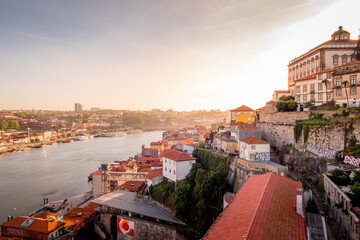 Überblick über die Altstadt von Porto in Portugal