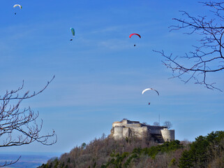 Fototapeta na wymiar Paraglider bei der Burgruine Hohenneuffen, Schwäbische Alb