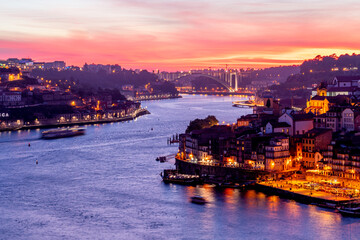 Sonnenuntergang mit Blick über den Douro in Porto