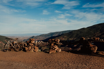 Bicicletta sul bordo della strada montuosa, Montagne dell'Atlante, Marocco