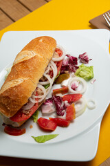 Panino farcito con insalata di pomodoro e tonno