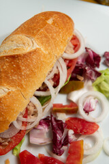 Panino farcito con insalata di pomodoro e tonno I