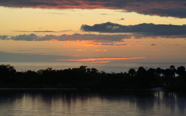 Obraz premium Traumhafter Sonnenuntergang und im Hintergrund das Meer, perfekter Urlaubstag und pure Romantik