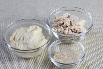 Types of yeast for bread. Dry, compressed yeast and natural starter culture
