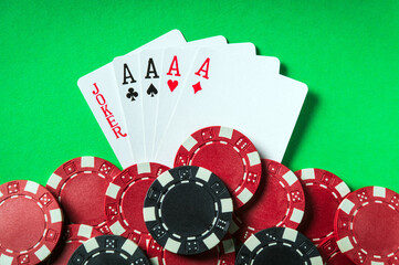 Obraz premium Poker game with five of kind combination. Chips and cards on the green table. Successful win