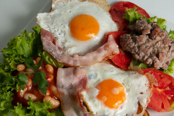 Colazione Americana con Uova, Salsiccia e Bacon II