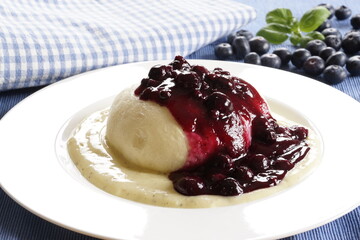 Hefeklöße mit Blaubeeren und Vanillesauce
