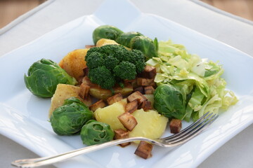Karoffelsalat mit Rosenkohl, Brokkoli, Weißkohl und Tofu